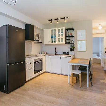 Modern Family Split, Free Garage Parking,split