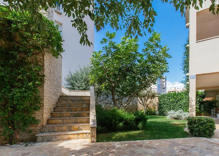 Peaceful Family With Private Garage Free Parking, 아파트 *