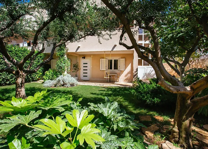 Peaceful Family With Private Garage Free Parking, *