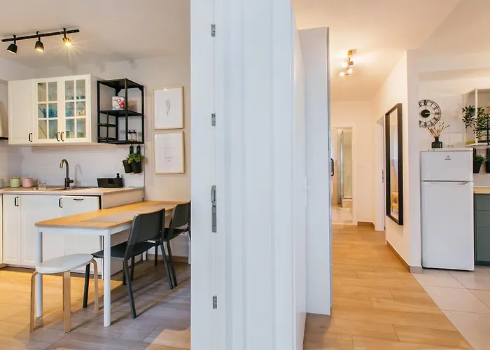Peaceful Family With Private Garage Free Parking, 아파트 *