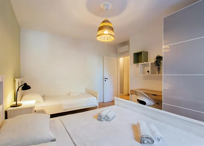 Peaceful Family With Private Garage Free Parking, *