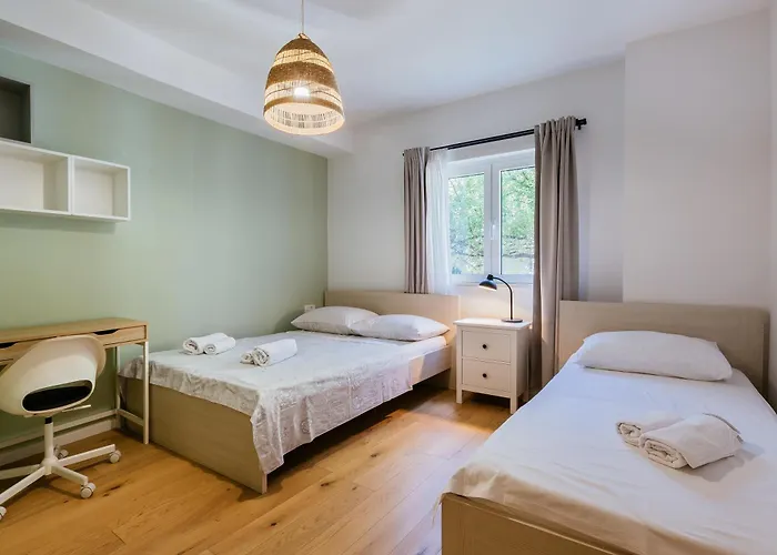아파트 Peaceful Family With Private Garage Free Parking, 스플리트