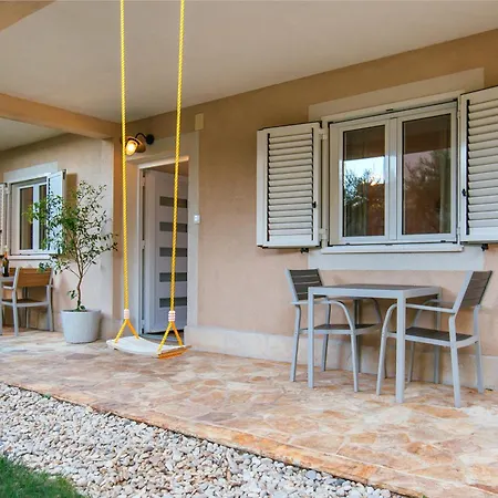 Stay,family Garden ,kids Friendly, Parking In Garage * Split