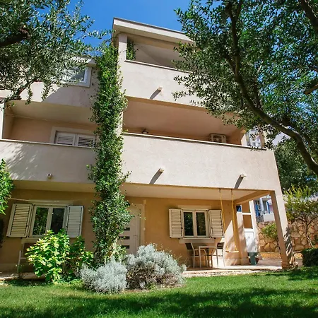 Stay,family Garden ,kids Friendly, Parking In Garage Appartement