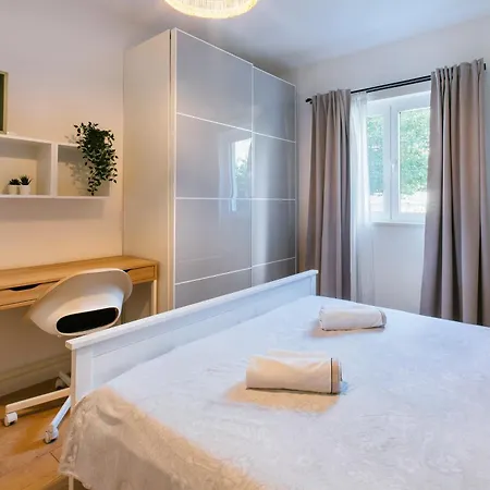 Stay,family Garden ,kids Friendly, Parking In Private Garage Apartman Split