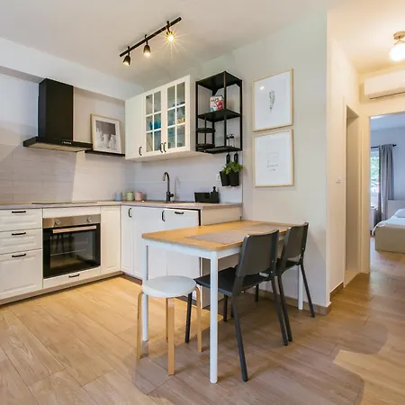 Stay,family Garden ,kids Friendly, Parking In Garage Split