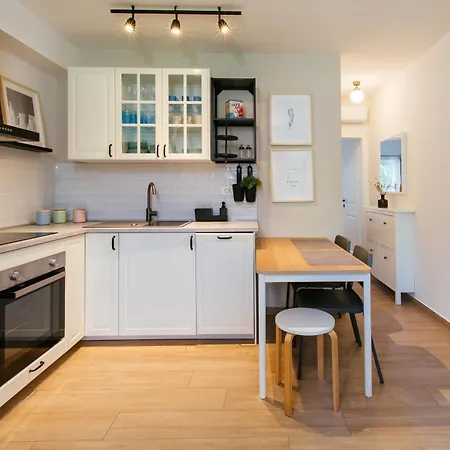 Stay,family Garden ,kids Friendly, Parking In Private Garage Apartman