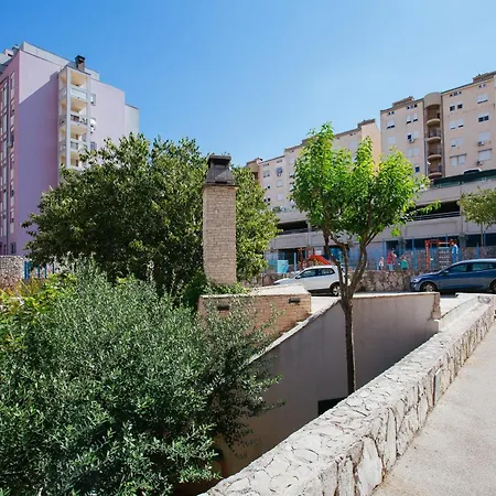 Apartman Stay,family Garden ,kids Friendly, Parking In Private Garage