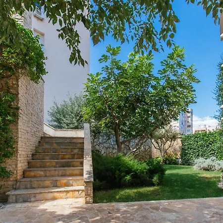 Stay,family Garden ,kids Friendly, Parking In Garage Appartement *