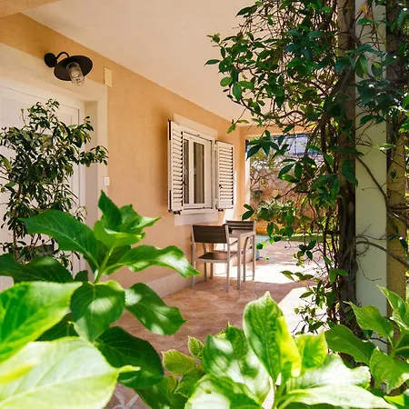 Apartman Stay,family Garden ,kids Friendly, Parking In Private Garage *