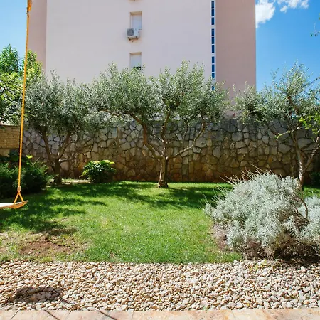Stay,family Garden ,kids Friendly, Parking In Private Garage Split