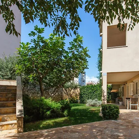 Stay,family Garden ,kids Friendly, Parking In Private Garage * Split