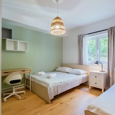 Stay,family Garden ,kids Friendly, Parking In Garage