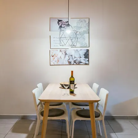 Stay,family Garden ,kids Friendly, Parking In Garage Appartement