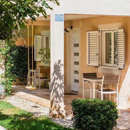 Apartman Stay,family Garden ,kids Friendly, Parking In Private Garage