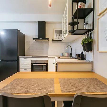 Stay,family Garden ,kids Friendly, Parking In Private Garage Apartman Split