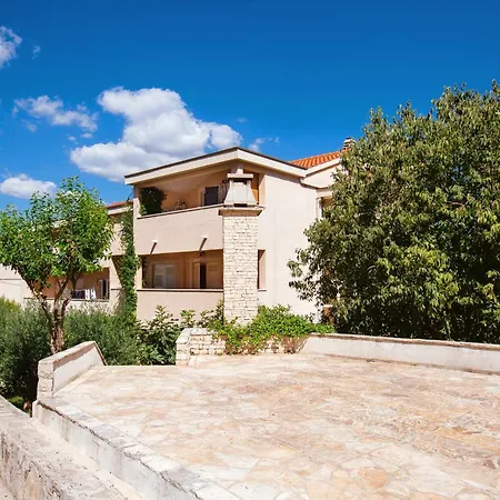 Appartement Stay,family Garden ,kids Friendly, Parking In Garage Split