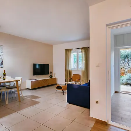 Stay,family Garden ,kids Friendly, Parking In Garage