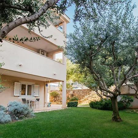 Apartman Stay,family Garden ,kids Friendly, Parking In Private Garage