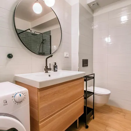 Apartman Stay,family Garden ,kids Friendly, Parking In Private Garage *