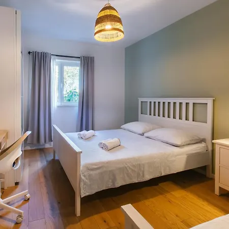 Stay,family Garden ,kids Friendly, Parking In Private Garage Apartman Split
