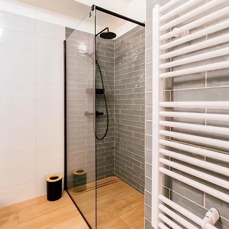 Stay,family Garden ,kids Friendly, Parking In Private Garage Split