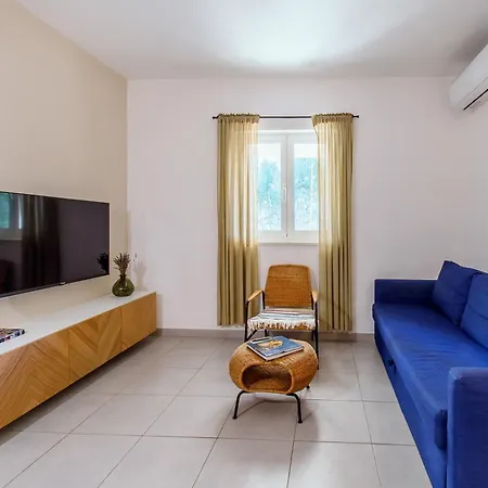 Stay,family Garden ,kids Friendly, Parking In Private Garage * Split