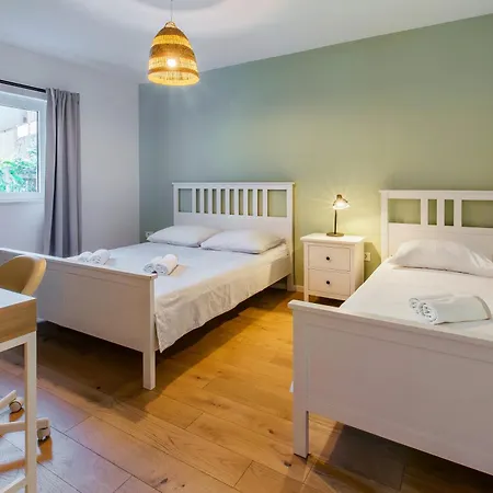 Stay,family Garden ,kids Friendly, Parking In Private Garage Apartman Split