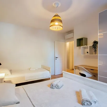 Stay,family Garden ,kids Friendly, Parking In Private Garage *