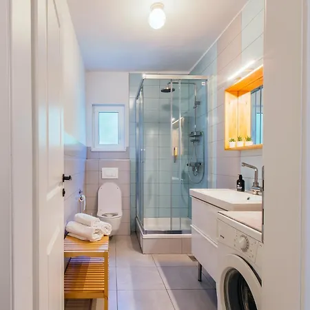 Stay,family Garden ,kids Friendly, Parking In Garage Split