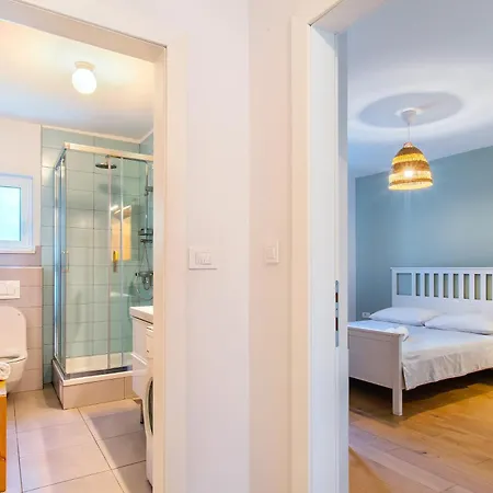 Stay,family Garden ,kids Friendly, Parking In Private Garage * Split