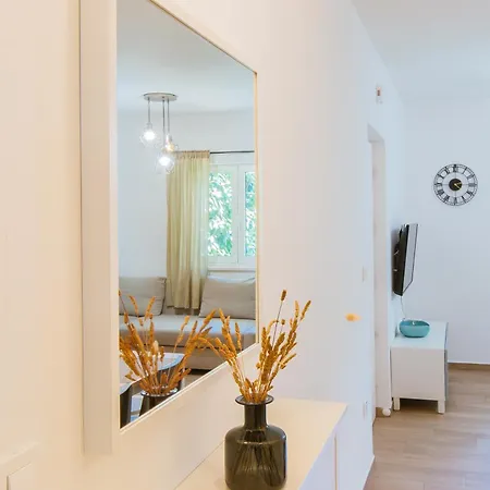 Stay,family Garden ,kids Friendly, Parking In Private Garage Apartman