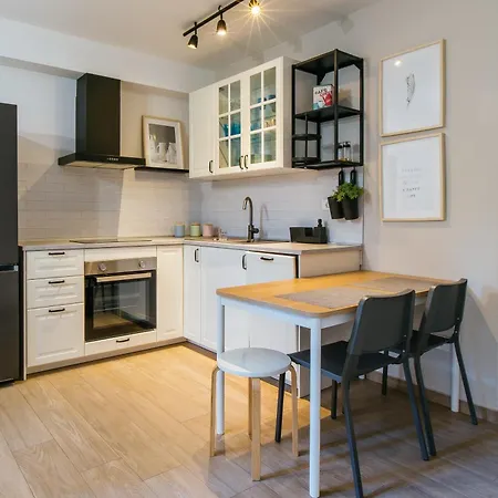 Stay,family Garden ,kids Friendly, Parking In Private Garage *