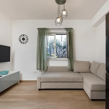 Apartman Stay,family Garden ,kids Friendly, Parking In Private Garage