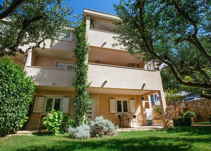Peaceful Family With Private Garage Free Parking, شقة