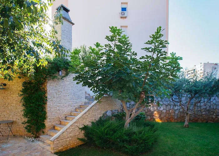 Peaceful Family With Private Garage Free Parking, *