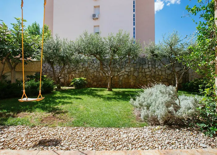 Peaceful Family With Private Garage Free Parking, سبليت