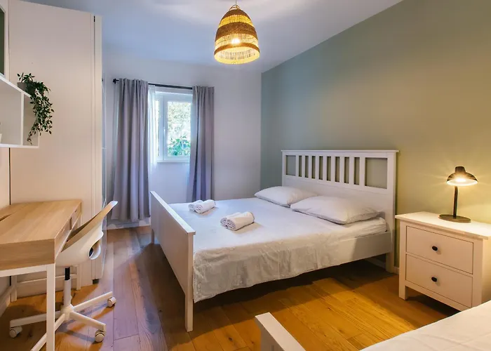 Peaceful Family With Private Garage Free Parking, شقة سبليت